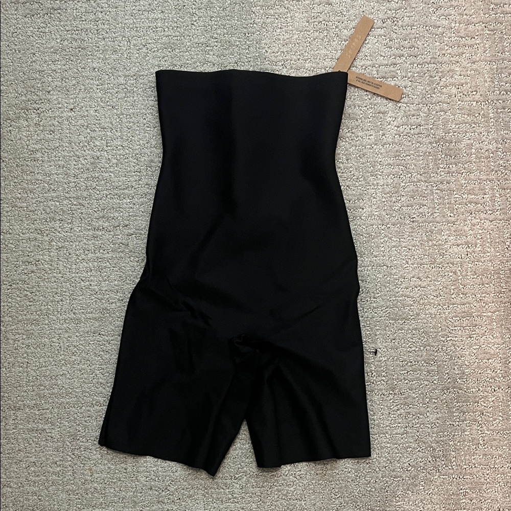 NWT SKIMS HIGH WAISTED MID THIGH SHORT